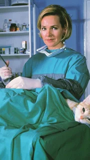 Tier&auml;rztin Dr. Susanne Berger (Daniela Strietzel) operiert nur Vierbeiner.