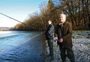 Konstantin (Moritz Tittel, l.) erf&auml;hrt beim Angeln, dass Werner (Dirk Galuba, r.) Doris aus Argentinien kennt.