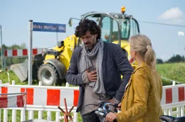 ARD Degeto BINGO IM KOPF, am Freitag (25.10.19) um 20:15 Uhr im ERSTEN. Mirko (Pasquale Aleardi) hat bei Rosa (Eva Herzig) etwas gutzumachen. &copy; ARD Degeto/Thorsten Jander, honorarfrei - Verwendung gem&auml;&szlig; der AGB im engen inhaltlichen, redaktionellen Zusammenhang mit genannter Degeto-Sendung und bei Nennung "Bild: ARD Degeto/Thorsten Jander" (S2+). ARD Degeto/Programmplanung und Presse, Tel: 069/1509-335, degeto-presse@degeto.de