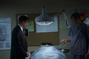 Auf der Suche nach dem M&ouml;rder: Lieutenant Joe Kenda (l., Carl Marino) begutachtet gemeinsam mit einem Forensiker eine Leiche.
