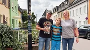 Elvis, Katrin und Sohn Dennis reisen nach Trier in die Magnerichstra&szlig;e.