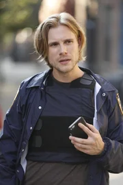 Wie ein Cop gekleidet, geht der sensationsgeile Reporter Colt mit Eddie und Jamie auf Streife. Da treffen ihn mehrere Schüssen. Wie ein Cop gekleidet, geht der sensationsgeile Reporter Colt mit Eddie und Jamie auf Streife. Da treffen ihn mehrere Schüssen.