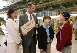 Die 13-j&auml;hrige Pik (Sidonie von Krosigk, re.) ist auf der Flucht und gibt sich auf dem Flughafen als franz&ouml;sische Austauschsch&uuml;lerin aus, um bei der Operndiva Ida K&ouml;nigstein (Sonja Kirchberger), ihrem Gatten Herrmann (Heinrich Schafmeister, 2.v.li.) und ihrem Sohn Amadeus (Robin Becker) unterzutauchen.