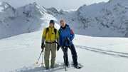 SWR-Moderator Johannes Zenglein (rechts) reist ins &Ouml;tztal und m&ouml;chte herausfinden, wie ein Skiurlaub rund um S&ouml;lden g&uuml;nstig gestaltet werden kann und was man au&szlig;er Pistenspa&szlig; dort noch erleben kann. Hier mit Bergf&uuml;hrer Paul Walser bei der Schneeschuhwanderung.