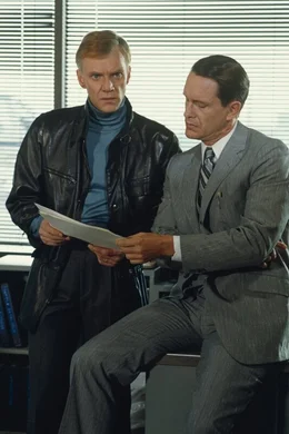 Colonel F.E. Cochrane (Malcom McDowell, l.) und Icelan (Paul Roebling, r.) beraten das weitere Vorgehen.