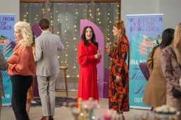 Dating Coach Nina Bower (Anna Hopkins) stellt ihr Buch vor.  +++ Die Verwendung des sendungsbezogenen Materials ist nur mit dem Hinweis und Verlinkung auf RTL+ gestattet. +++