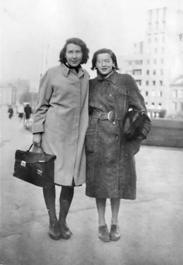 Menschen & M&auml;chte: "Ruth Maier - die Anne Frank von &Ouml;sterreich", Nur Wenige in &Ouml;sterreich kennen die 1920 in Wien geborene  Ruth Maier, deren Tageb&uuml;cher und Briefe seit 2014 Teil des UNESCO-Weltdokumentenerbes sind. Ruth Maiers zu Papier gebrachten feinsinnigen, analytischen und akribischen Beobachtungen ihrer Umgebung, ihrer Familie, aber auch der politischen Entwicklungen in &Ouml;sterreich, vor und nach dem Einmarsch deutscher Truppen mitsamt der folgenden Flucht, die sie 1939 nach Norwegen f&uuml;hrt, machen sie nicht von ungef&auml;hr zur "Anne Frank von &Ouml;sterreich". &Uuml;ber ihr Leben im vorerst "fremden Norwegen" f&uuml;hrt sie ebenso Tagebuch wie &uuml;ber ihre Beziehung mit der Autorin Gunvor Hofmo. Jene vor denen sie aus &Ouml;sterreich 1939 fl&uuml;chten musste folgen im April 1940. Im strategischen Wettlauf mit Gro&szlig;britannien besetzt die deutsche Wehrmacht das Land. Ende November 1942 wird Ruth verhaftet und nach Auschwitz deportiert. Dort stirbt sie mit nur 22 Jahren am 1. Dezember qualvoll in der Gaskammer.Im Bild: Ruth Maier und Gunvor Hofmo.  SENDUNG: ORF2 - MI - 07.12.2022 - 22:30 UHR. - Veroeffentlichung fuer Pressezwecke honorarfrei ausschliesslich im Zusammenhang mit oben genannter Sendung oder Veranstaltung des ORF bei Urhebernennung.  Foto: ORF/Ruth Maier/HLS.  Anderweitige Verwendung honorarpflichtig und nur nach schriftlicher Genehmigung der ORF-Fotoredaktion.  Copyright: ORF, Hugo-Portisch-Gasse 1, A-1136 Wien, Tel. +43-(0)1-87878-13606