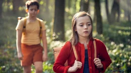 Martin (Cosmo Taut) und Luise (Ava Petsch) haben eine sch&ouml;ne Kindheit im Westerwald.