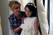 L-R: Claire Dunphy (Julie Bowen), Lily Tucker-Pritchett (Aubrey Anderson-Emmons)