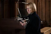 Eine hei&szlig;e Spur f&uuml;hrt Nora Weiss (Anna Maria M&uuml;he) in die Kirche. Nora erh&auml;lt eine Nachricht auf ihrem Handy und wird nachdenklich.