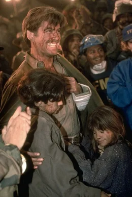 Der Vulkanologe Harry Dalton (Pierce Brosnan, M.) stellt fest, dass der Vulkan, an dessen Fu&szlig;e die Stadt Dante's Peak liegt, Aktivit&auml;t zeigt. Als die Verantwortlichen endlich evakuieren wollen, ist es bereits zu sp&auml;t und &uuml;ber die Stadt bricht ein Inferno herein ...