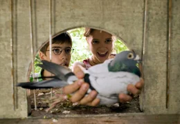 Pik (Sidonie von Krosigk) und ihr Freund Amadeus (Robin Becker) haben eine Entf&uuml;hrung vorget&auml;uscht, bei der sie Brieftauben erfolgreich als Geldboten einsetzen.