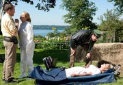 Auf einem Bauernhof finden Dreharbeiten zur Sendung "Ich mach dir den Hof" statt. Diese werden jäh unterbrochen als die Leiche von Tamara Glinski (Theresa Lochner, liegend), eine der drei Kandidatinnen, in einem Heuhaufen auftaucht. Von links: Franz Hubert (Christian Tramitz), Dr. Anja Licht (Karin Thaler) und Johannes Staller (Helmfried von Lüttichau). Auf einem Bauernhof finden Dreharbeiten zur Sendung "Ich mach dir den Hof" statt. Diese werden jäh unterbrochen als die Leiche von Tamara Glinski (Theresa Lochner, liegend), eine der drei Kandidatinnen, in einem Heuhaufen auftaucht. Von links: Franz Hubert (Christian Tramitz), Dr. Anja Licht (Karin Thaler) und Johannes Staller (Helmfried von Lüttichau).