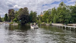 Badewanne der Berliner, Sehnsuchtsort, Ostsee des kleinen Mannes &ndash; was ist der Wannsee nicht alles! Kein Wunder, dass die Havelbucht im S&uuml;dwesten Berlins so viele Menschen anzieht. Angel-Youtuber drehen hier schr&auml;ge Videos, Hollywood-Stuntleute springen von Hausd&auml;chern. Die Autorin Anja Widell portr&auml;tiert in ihrer Dokumentation au&szlig;ergew&ouml;hnliche Menschen auf und am Wasser. - Angler auf dem Wannsee.
