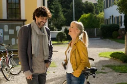 ARD Degeto BINGO IM KOPF, am Freitag (25.10.19) um 20:15 Uhr im ERSTEN. Mirko (Pasquale Aleardi) trifft seine Jugendliebe Rosa (Eva Herzig) wieder. &copy; ARD Degeto/Thorsten Jander, honorarfrei - Verwendung gem&auml;&szlig; der AGB im engen inhaltlichen, redaktionellen Zusammenhang mit genannter Degeto-Sendung und bei Nennung "Bild: ARD Degeto/Thorsten Jander" (S2+). ARD Degeto/Programmplanung und Presse, Tel: 069/1509-335, degeto-presse@degeto.de