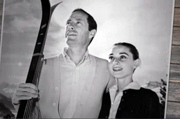 Mel Ferrer lud Audrey Hepburn vor ihrem ersten Oscar nach St. Moritz ein. Hepburn verliebte sich nicht nur in ihn, sondern auch in die Bergwelt und beschloss, ganz in der Schweiz zu leben.