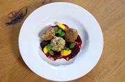 Alis Hauptgericht: Rote Bete mit Falafel und einer Ziegenk&auml;se-Nuss-Praline.