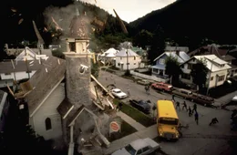 Vulkanologe Dalton warnt von der ausgehenden Gefahr des Vulkanes auf das St&auml;dtchen Dante's Peak. Doch keiner will ihm glauben, bis der Vulkan tats&auml;chlich ausbricht. Der Bev&ouml;lkerung bleibt jetzt nur noch die Flucht vor den Lavamassen. Dalton versucht, den Einwohnern dabei zu helfen.