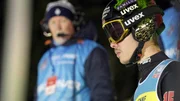 Philipp Raimund wartet auf dem Balken auf sein Startsignal. Sein erster Wettkampf h&auml;tte noch besser laufen k&ouml;nnen. Vierteilige Serie "Fly &ndash; Skispringen hautnah".
