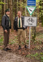 Hubert (Christian Tramitz, rechts) und Staller (Helmfried von L&uuml;ttichau) beginnen an den Motiven der &bdquo;Anti-Golfer&ldquo; zu zweifeln. Wurden die Protestler zum S&uuml;ndenbock gemacht, hinter dem sich der T&auml;ter geschickt verstecken konnte?