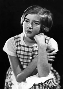 Menschen & M&auml;chte: "Ruth Maier - die Anne Frank von &Ouml;sterreich", Nur Wenige in &Ouml;sterreich kennen die 1920 in Wien geborene  Ruth Maier, deren Tageb&uuml;cher und Briefe seit 2014 Teil des UNESCO-Weltdokumentenerbes sind. Ruth Maiers zu Papier gebrachten feinsinnigen, analytischen und akribischen Beobachtungen ihrer Umgebung, ihrer Familie, aber auch der politischen Entwicklungen in &Ouml;sterreich, vor und nach dem Einmarsch deutscher Truppen mitsamt der folgenden Flucht, die sie 1939 nach Norwegen f&uuml;hrt, machen sie nicht von ungef&auml;hr zur "Anne Frank von &Ouml;sterreich". &Uuml;ber ihr Leben im vorerst "fremden Norwegen" f&uuml;hrt sie ebenso Tagebuch wie &uuml;ber ihre Beziehung mit der Autorin Gunvor Hofmo. Jene vor denen sie aus &Ouml;sterreich 1939 fl&uuml;chten musste folgen im April 1940. Im strategischen Wettlauf mit Gro&szlig;britannien besetzt die deutsche Wehrmacht das Land. Ende November 1942 wird Ruth verhaftet und nach Auschwitz deportiert. Dort stirbt sie mit nur 22 Jahren am 1. Dezember qualvoll in der Gaskammer.Im Bild: Ruth Maier als Jugendliche.  SENDUNG: ORF2 - MI - 07.12.2022 - 22:30 UHR. - Veroeffentlichung fuer Pressezwecke honorarfrei ausschliesslich im Zusammenhang mit oben genannter Sendung oder Veranstaltung des ORF bei Urhebernennung.  Foto: ORF/Ruth Maier.  Anderweitige Verwendung honorarpflichtig und nur nach schriftlicher Genehmigung der ORF-Fotoredaktion.  Copyright: ORF, Hugo-Portisch-Gasse 1, A-1136 Wien, Tel. +43-(0)1-87878-13606