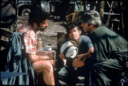 Elliott Gould (l.), Donald Sutherland (r.)