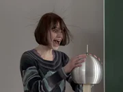 Coco (Luisa Liebtrau) schl&auml;ft w&auml;hrend eines Experimentes und bekommt einen Stromschlag.