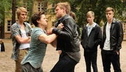 Auf dem Schulhof eskaliert die Situation: Paul (Tom Böttcher, 2. v. li.) legt sich mit Bruno (Timon Ballenberger) an. Felix (Ludwig Simon, li.) findet es amüsant... Auf dem Schulhof eskaliert die Situation: Paul (Tom Böttcher, 2. v. li.) legt sich mit Bruno (Timon Ballenberger) an. Felix (Ludwig Simon, li.) findet es amüsant...