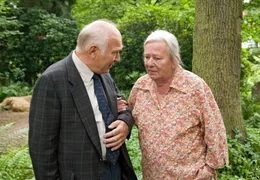 Oma Wischonka (Gudrun Okras) und Herr B&ouml;derstedt (Karl-Heinz Gierke) verstehen sich.