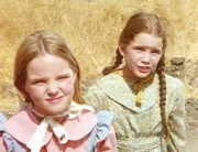 Mary (Melissa Sue Anderson, l.) und Laura (Melissa Gilbert, r.) unterst&uuml;tzen Maddie.
