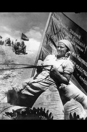 Propaganda-Plakat für die Arbeit in staatlichen Großbetrieben im Rahmen der von Stalin geforderten Kollektivierung der Landwirtschaft Propaganda-Plakat für die Arbeit in staatlichen Großbetrieben im Rahmen der von Stalin geforderten Kollektivierung der Landwirtschaft