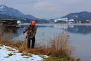 Naturparkranger und Eismeister bereiten alles f&uuml;r den gro&szlig;en Servus Alpenpokal vor.