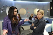 Anna (Jeanette Biedermann, r.) reagiert zunächst ungläubig auf Toms Angebot, für Lanford zu arbeiten. Sie verlässt sein Büro und eilt zu Paloma (Maja Maneiro, l.). Anna (Jeanette Biedermann, r.) reagiert zunächst ungläubig auf Toms Angebot, für Lanford zu arbeiten. Sie verlässt sein Büro und eilt zu Paloma (Maja Maneiro, l.).