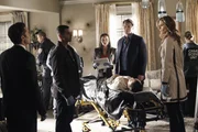 S&auml;mtliche Spuren, die auf den M&ouml;rder der jungen Frau hinweisen k&ouml;nnten, wurden verwischt. Kevin Ryan (Seamus Dever, l.), Javier Esposito (Jon Huertas, 3.v.l.), Lanie Parish (Tamala Jones, M.), Richard Castle (Nathan Fillion, 3.v.r.) und Kate Beckett (Stana Katic, 2.v.r.) &uuml;berlegen, wie sie den M&ouml;rder doch noch &uuml;berf&uuml;hren k&ouml;nnen ...