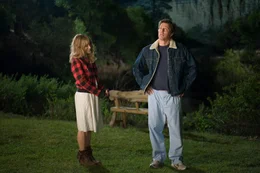 Das New Yorker Ehepaar Paul (Hugh Grant, r.) und Meryl (Sarah Jessica Parker, l.) besitzt alles was das Herz begehrt. Nur eine gl&uuml;ckliche Ehe f&uuml;hrt das Paar schon lange nicht mehr. Als sie Zeugen eines Mordes werden und bei der Polizei aussagen, stehen sie pl&ouml;tzlich im Fadenkreuz eines Killers. Zu ihrem Schutz wird das zerstrittene Paar in ein entlegenes Kaff in Wyoming verfrachtet ...