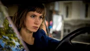 Doro Decker (Alina Levshin) sucht in Dunkelstadt nach der Vermissten.