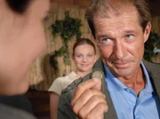 Dr. Susanne Mertens (Elisabeth Lanz, links) hat die Ursache f&uuml;r den schlechten Zustand des Krokodils in dessen Magen gefunden - eine Ein-Euro-M&uuml;nze. Dr. F&auml;hrmann (Michael Lesch) und Tierpflegerin Anett (Anna Bertheau) sind erleichtert, dass Konrad weiter nichts fehlte.