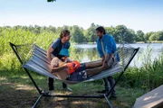 Endlich M&auml;nnerwochenende! Stefan (Tom Radisch, l.) und Olli (Matthias Ziesing, r.) wissen, dass ihr Freund Cengiz (Burak Sercan Akyol, M.) f&uuml;r eine Wasserschlacht noch &uuml;berzeugt werden muss.