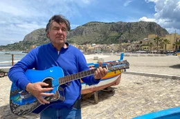 Sardellenfabrikant und S&auml;nger Michelangelo Balistreri am Strand von Aspra