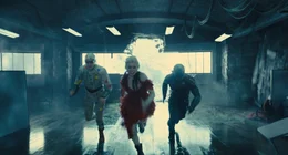 L-R: David Dastmalchian als Polka-Dot Man, Margot Robbie als Harley Quinn, Idris Elba als Bloodsport