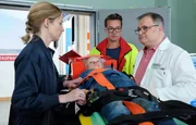 Der achtj&auml;hrige Benno Arnold (Jimmy Gutzeit, liegend) wollte testen, ob er fliegen kann und ist von einem hohen Dach gesprungen. Notarzt Dr. Daniel Lorenz (Markus Neumann, 2.v.re.) liefert ihn in die Sachsenklinik ein. Bennos Mutter Manja (Teresa Wei&szlig;bach, li.) ist vor Hans-Peter Brenner (Michael Trischan, re.) in Erkl&auml;rungsn&ouml;ten, wie das Kind unbeaufsichtigt auf das Dach kommt.