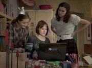 Clara (Lena Schneidewind, li.), Coco (Luisa Liebtrau, Mi.) und Mary (Sophie Imelmann, re.) suchen gemeinsam nach einem Entenbraten-Rezept.