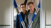 Die Kommissare Finn Kiesewetter (Sven Martinek, r.) und Lars Englen (Ingo Naujoks, l.) ermitteln im Fall des erschossenen Mesut Yilmaz.