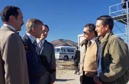 Frank Murphy (Roy Scheider, r.) und sein Vorgesetzter Jack Braddock (Warren Oates, 2.v.r.) werden von Colonel F. E. Cochrane (Malcom McDowell, 2.v.l.),  Icelan (Paul Roebling, M.) und Fletcher (David Sheiner, l.) &uuml;ber das Geheimprojekt "Blue Thunder" unterrichtet.
