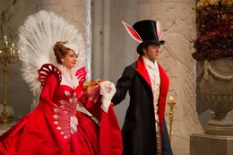 Die K&ouml;nigin (Julia Roberts, l.) becirct Prinz Andrew (Armie Hammer, r.) auf dem Maskenball. Doch dieser hat nur Augen f&uuml;r Schneewittchen ...