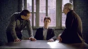 Detective Odafin Tutuola (Ice-T, l.) und Sergeant John Munch (Richard Belzer, r.) setzen Dr. Ari Nathan (Christian Campbell) unter Druck. Doch kann der Zeuge etwas zu einer Serie von Vergewaltigungsf&auml;llen berichten oder spielt er im Fall selber eine Rolle?