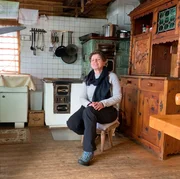 Johanna Kammerhofer in Almh&uuml;tte.