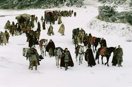 F&uuml;r den Kampf gegen die immer n&auml;her r&uuml;ckenden, blutr&uuml;nstigen Sachsen m&uuml;ssen sich die einst erbitterten Gegner Arthur (Clive Owen, M.) und Merlin verb&uuml;nden. Gemeinsam machen sie sich daran, die Barbaren aus dem Land zu jagen ...