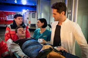 Viktor (Christopher Reinhardt, liegend) wird von einem Rettungssanit&auml;ter (Komparse, l.) ins Klinikum eingeliefert. Nora (Mimi Fiedler, 2.v.r.) und Dr. Sebastian Sander (Oliver Franck, r.) nehmen den Patienten in Empfang.
