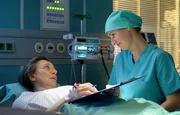 Dr. Maria Weber (Annett Renneberg, re.) hat ein besonderes Verh&auml;ltnis zu ihrer Patientin Rose Marx (Gudrun Gabriel, li.), die von Marias Aff&auml;re mit Kai Hoffmann wei&szlig;.